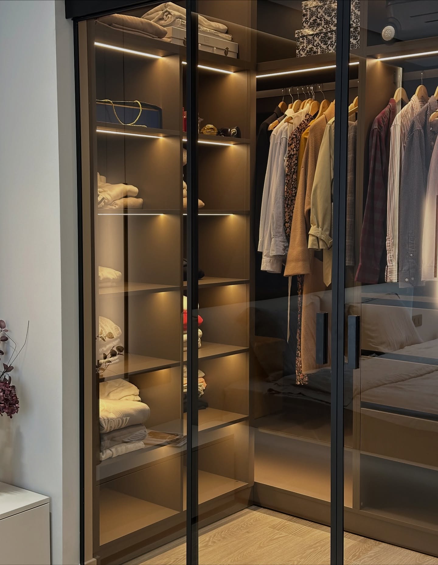 Dressing cu uși din sticlă fumurie